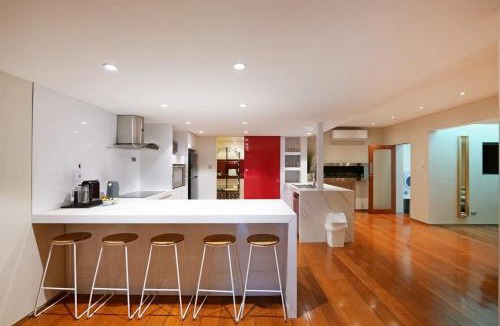Perth House | 57 6BR Perth Highgate Stay Near HBF Gated Parking