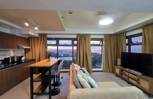 Pasay Condo | 59sq/m Spacious and Safe condo+free parking+Manila Bay Sunset view/WiFi&NetFlx