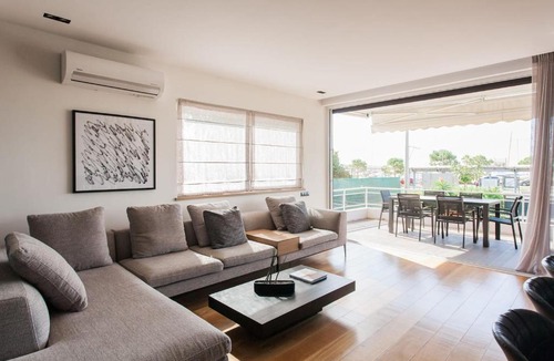 Glyfada Apartment | 5BD 2 Level Beachfront Luxury Apt by the Olon