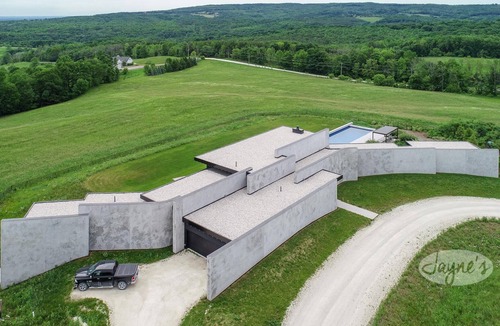 Creemore House | 5bdrm 7bath modern oasis in Creemore! Pool! Hot Tub! Sauna! Podcast Media Rm!