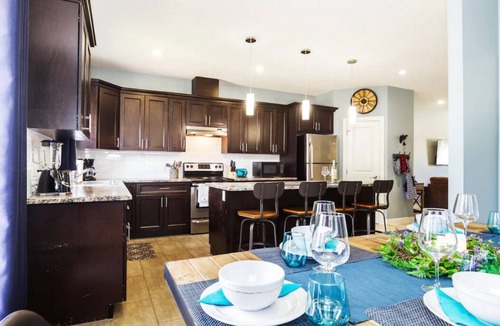 Jasper Place House | 5BDRM Bright Modern Home-King Bed-Garage-Sleeps 12