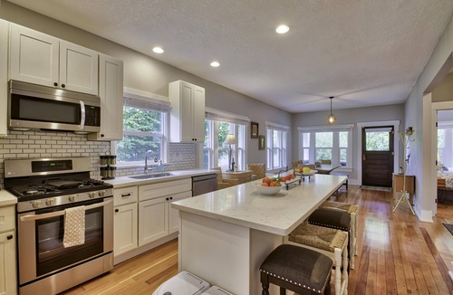 Northwest Olympia House | 5bdrm Craftsman with a hot tub and BBQ in a wonderful neighborhood