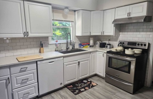 Calverton House | 5bedrooms 7 beds, Free parking, private entry,Free WI-FI Near Washington DC