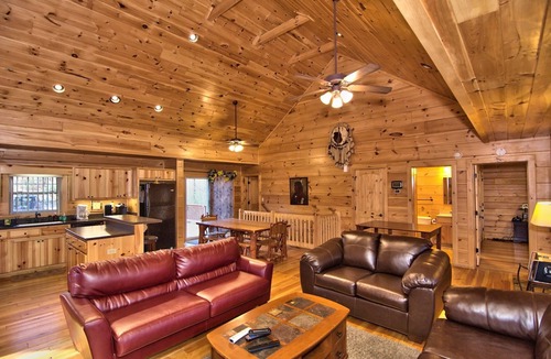 White Haven House | 5BR 3BA Cabin SLPS 18, Great For Bachelor Parties/Reunions, Free Linens. WIFI