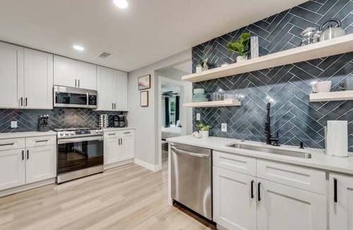 Denton House | 5BR/3BA walking distance to UNT with covered patio