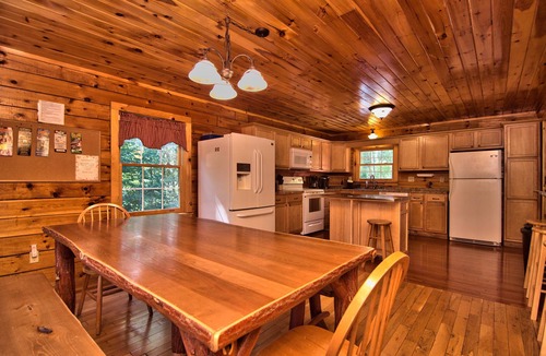 White Haven House | 5BR 4BA Sleeps 20 Bachelor Parties And Family Reunions. Free WIFI Secluded!