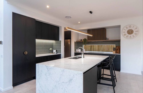 Rochedale House | 5BR Executive Retreat in Rochedale | Perfect for families