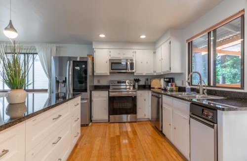 Grass Lawn House | 5BR Gem Walk to Microsoft and Near Redmond DT
