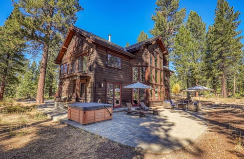 Truckee House | 5BR Luxury Mountain Home, 3 Acres, Hot Tub & Dogs Welcome