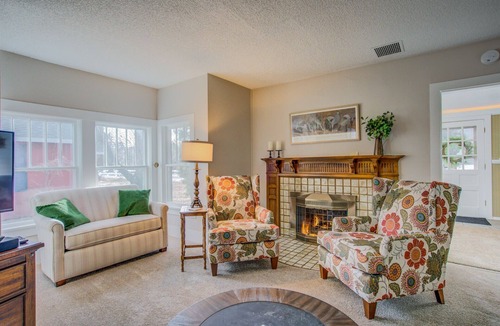 Monument House | 5BR Monument Charm|Walk to Shops & Wedding Venue