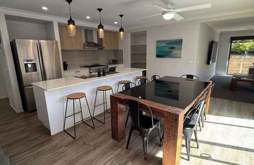 Mount Clear House | 5BR Mount Clear Manor - Sleep Up To 8 Guests!