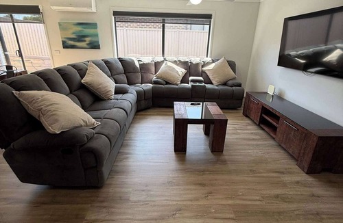 Mount Clear House | 5BR Mount Clear Manor - Sleep Up To 8 Guests!