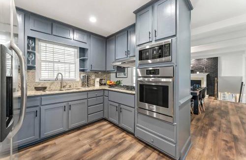 Atlanta House | 5Br Poolside Escapade Grand Vista Retreat sleeps 24