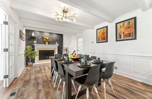 Atlanta House | 5Br Poolside Escapade Grand Vista Retreat sleeps 24