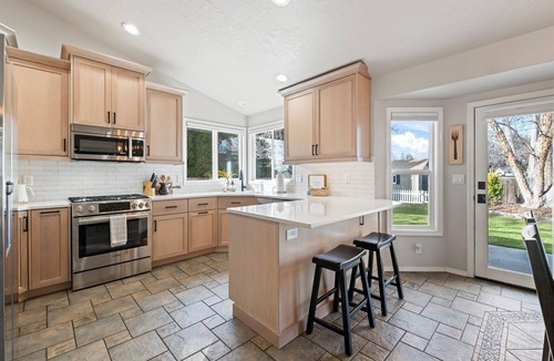 Meridian House | 5BR, Sleeps 12, Fire Pit, BBQ, Shaded Patio, Group Friendly Layout