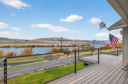 Asotin County House | 5BR Snake River View Retreat, Hot Tub, Sleeps 13, Steps to River Path.