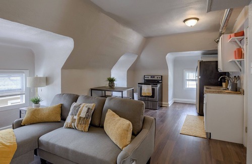 Hanover Place Apartment | 5minsTo KU Med Free Wi-Fi Pet Friendly W&D