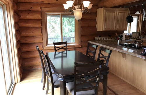 Oakridge Cabin | 6 BDRM Log Cabin on Big Fall Creek