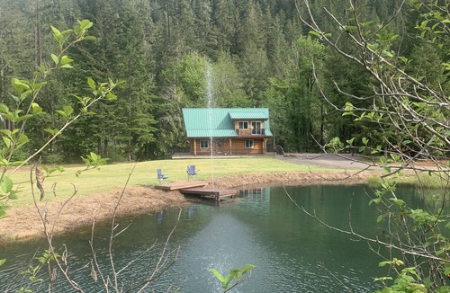 Oakridge Cabin | 6 BDRM Log Cabin on Big Fall Creek