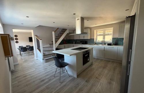 Drighlington House | 6 Bed 2,5 Bath Executive Contractor and Visitor Stay, off Street Parking 2 Vans or 3 Cars, Super Fast WiFi, Close to Leeds and Bradford