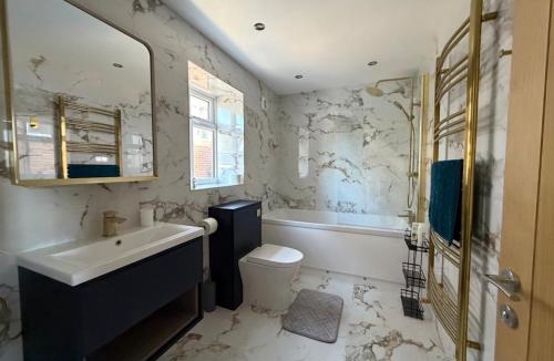 Drighlington House | 6 Bed 2,5 Bath Executive Contractor and Visitor Stay, off Street Parking 2 Vans or 3 Cars, Super Fast WiFi, Close to Leeds and Bradford
