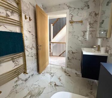 Drighlington House | 6 Bed 2,5 Bath Executive Contractor and Visitor Stay, off Street Parking 2 Vans or 3 Cars, Super Fast WiFi, Close to Leeds and Bradford