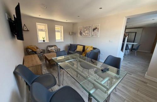 Drighlington House | 6 Bed 2,5 Bath Executive Contractor and Visitor Stay, off Street Parking 2 Vans or 3 Cars, Super Fast WiFi, Close to Leeds and Bradford