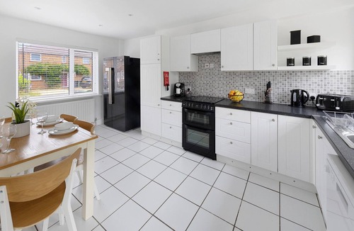Basingstoke House | 6 Bed, 2 Bath, with Free Parking & Wi-Fi