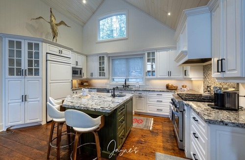 Muskoka Lakes Cottage | 6 bed 4 bath cottage on Lake Joseph