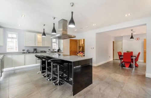 Northwood House | 6 Bed House - Sleeps 11 - Pets - Garden - Parking