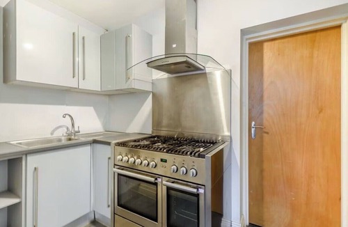 Northwood House | 6 Bed House - Sleeps 11 - Pets - Garden - Parking