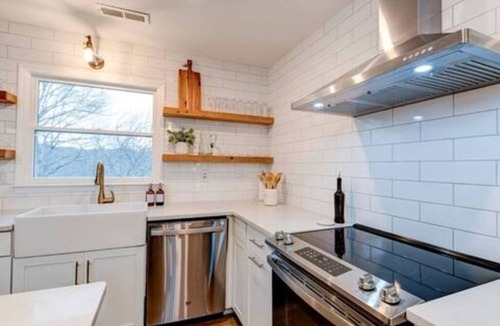 Alexander House | 6-Bed Luxe Secluded Retreat 15 min to Asheville, Huge Gameroom,Hot tub,Poker Tbl