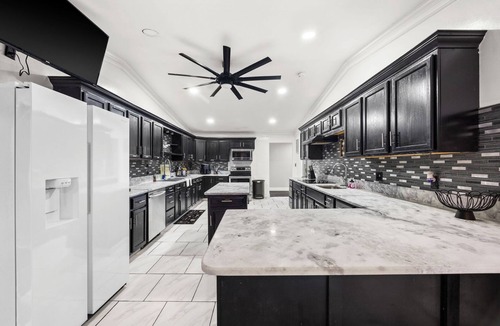 Bowling Green House | 6 bedroom 5 bath dream escape with over 4600 square feet!