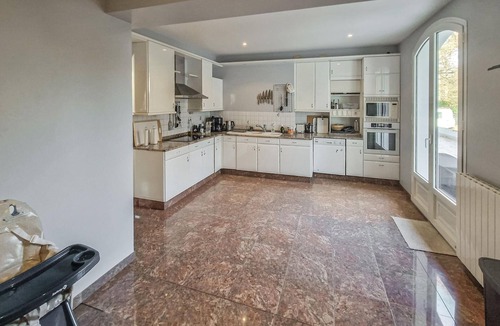 Lamorlaye House | 6 bedroom accommodation in Lamorlaye