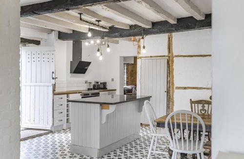 Shifnal House | 6 Bedroom Country Cottage with Hot Tub