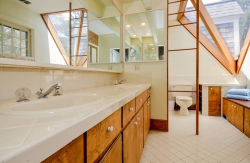Marion Center House | 6 Bedroom With Access to Silvershell Beach