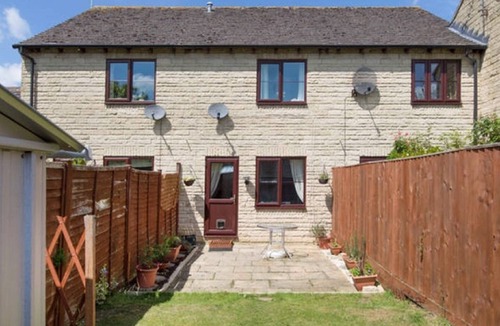 South Leigh House | 6 berth/2 bed property in village location, enclosed garden. Fibre Broadband