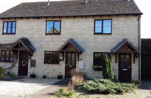 South Leigh House | 6 berth/2 bed property in village location, enclosed garden. Fibre Broadband