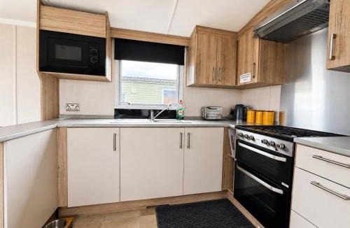 Louth House | 6 Berth Caravan With Decking At Sunnydale Holiday Park Ref 35243Kg