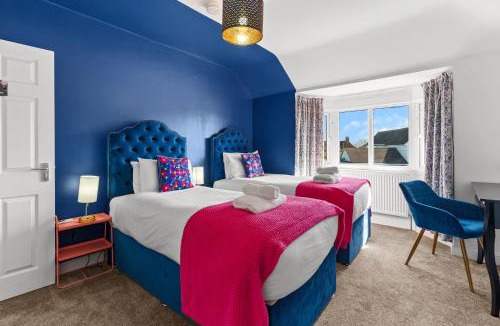 Powick Villa | 6 BR 3 Bath Spacious Tudor House & Free Parking