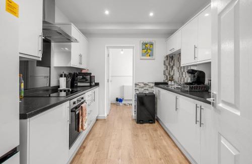 Powick Villa | 6 BR 3 Bath Spacious Tudor House & Free Parking