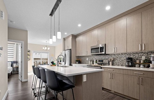 North Central Edmonton House | 6 BR | Sleep 12 | Stadium & Rogers | Yard | Garage