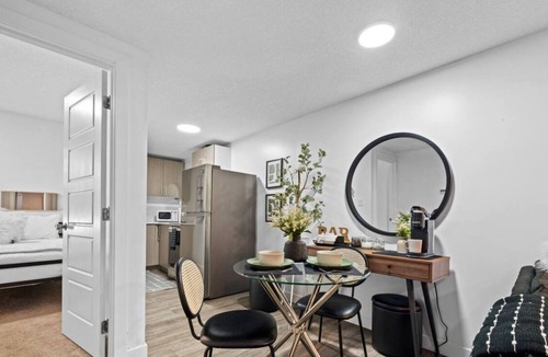 North Central Edmonton House | 6 BR | Sleep 12 | Stadium & Rogers | Yard | Garage