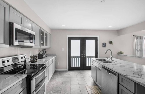 Silver Spring House | 6 Cozy Bedrooms | Peaceful | Modern Interior