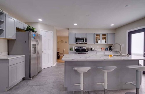Silver Spring House | 6 Cozy Bedrooms | Peaceful | Modern Interior