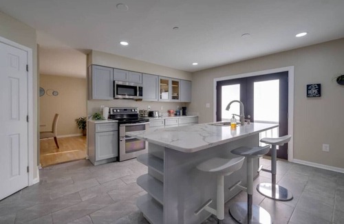 Silver Spring House | 6 Cozy Bedrooms | Peaceful | Modern Interior