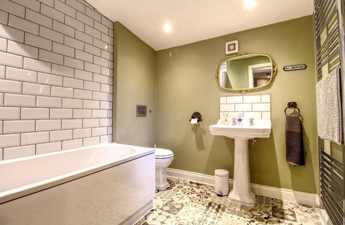 Huddersfield Apartment | 6 Dbl Bed, Central Huddersfield house inc parking