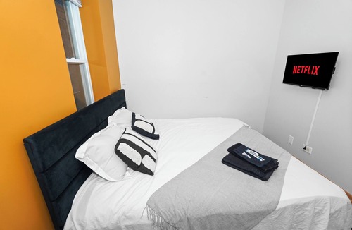 Chicago Hotel | 6 King Bed Duplex with Pool Table - Sleeps 16