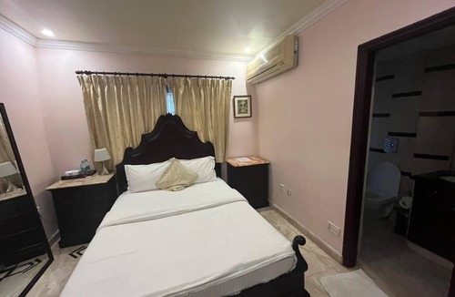 D Costa Layout Hotel | 6 luxurious bedrooms with AC, WiFi, common lounge area & garden
