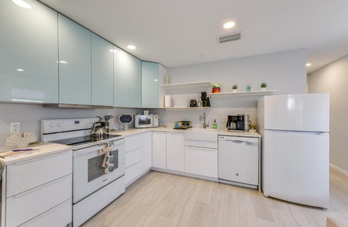 Sarasota Springs Apartment | 6 Mi to Dtwn: Sarasota Apt w/Patio & Fire Pit